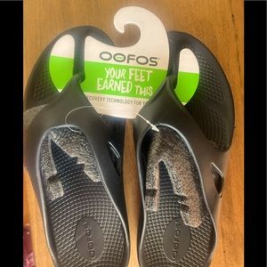 Brand new OOFOS flip flops
